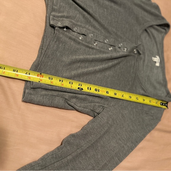 NWOT Aerie Bounce Crop Snap Button Cardigan
Women’s size L - Gray - Picture 5 of 6